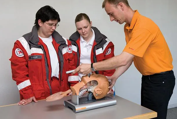 Ambu Airway Management Trainer — Открытая сторона головы для контроля преподавателем