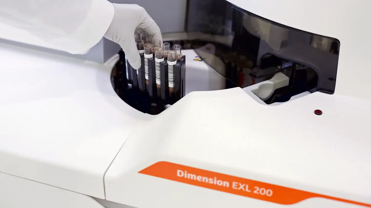 Siemens Healthineers Dimension EXL 200 — Загрузка пробирки любого формата