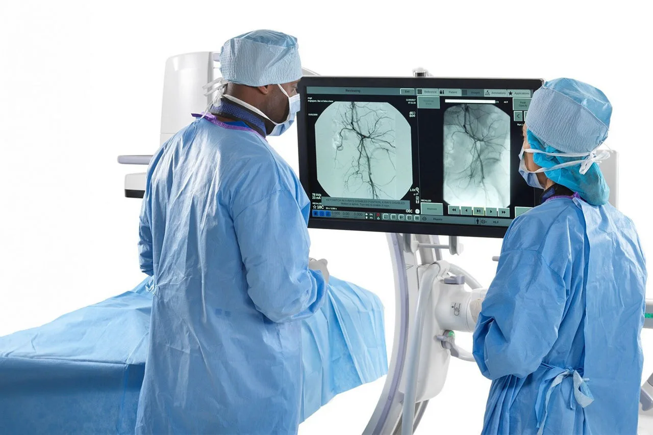 GE HealthCare OEC Elite CFD — Монитор 4K встаёт по линии взгляда